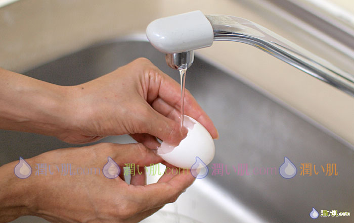 卵の薄皮化粧水の作り方1　水で洗い