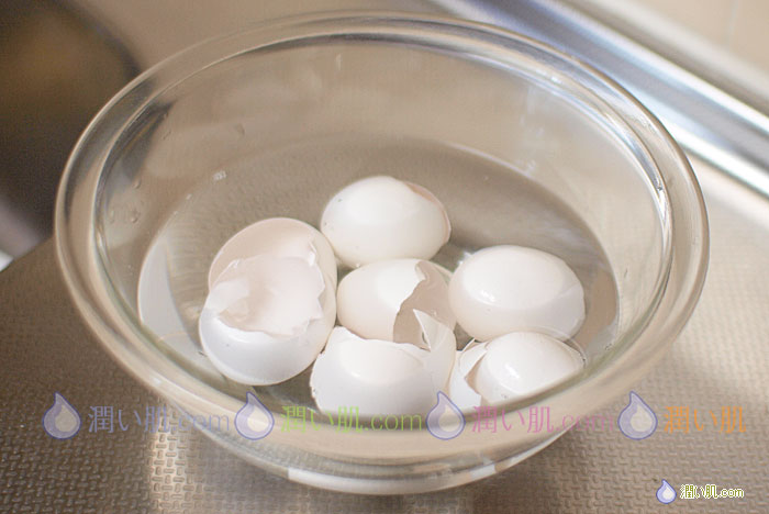 卵の薄皮化粧水の作り方2　水に半日つけます